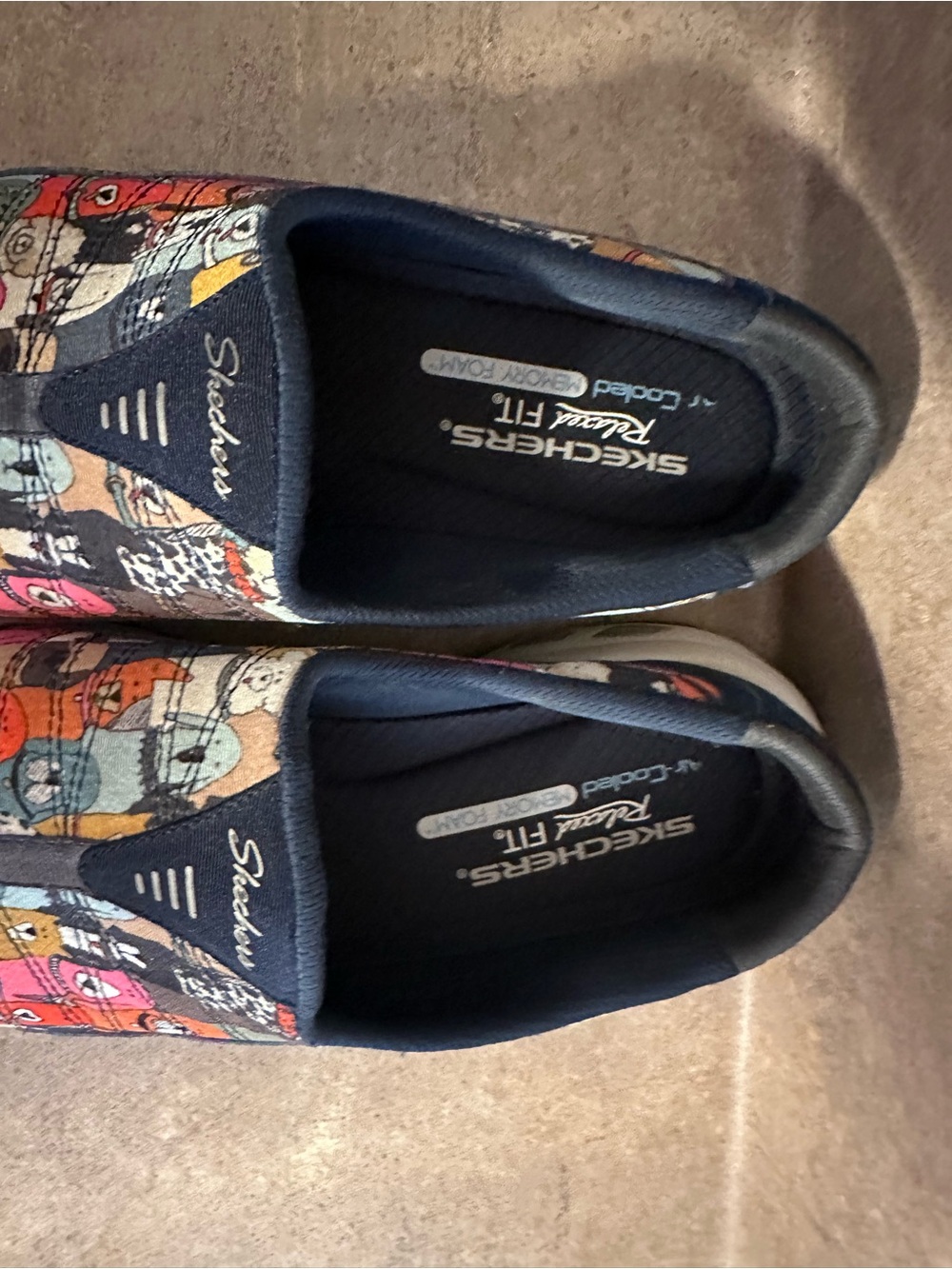 Skechers 8M Navy Slip-On Womens Sneakers with Rare Doggie Print Excellent Cond. - Picture 8 of 9